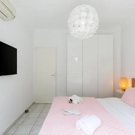 Apartment Sweet Yourhosthelper Cannes